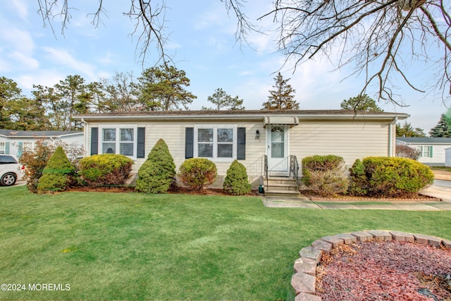 view of front of home featuring a front yard