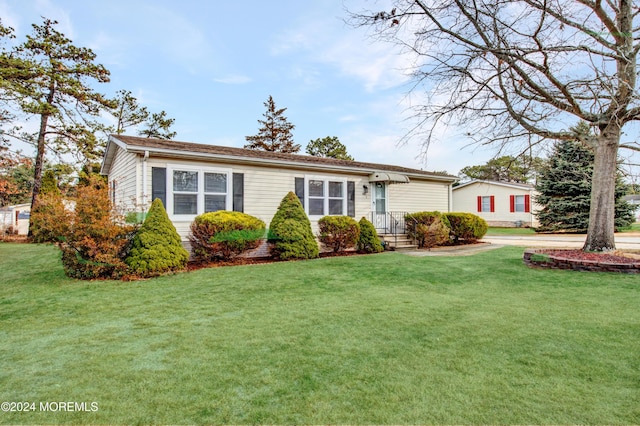 view of front facade featuring a front lawn