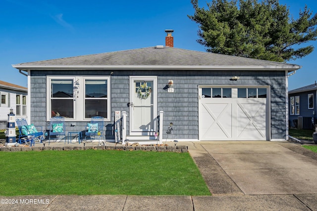 view of front of house featuring a front lawn and a garage