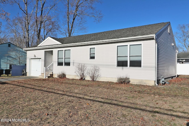 view of front of home featuring a front lawn