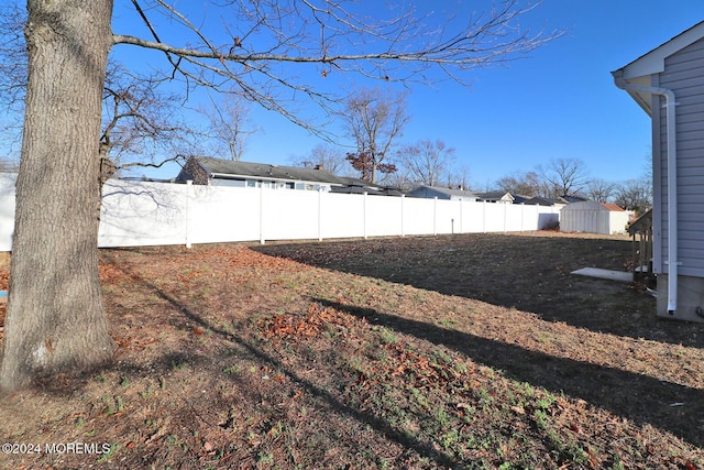 view of yard featuring a storage unit