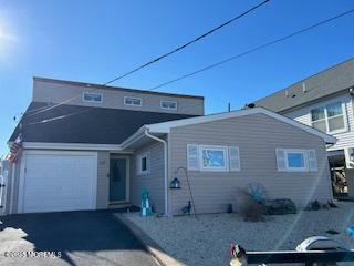 view of front property featuring a garage