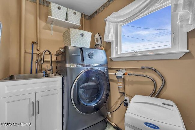 washroom with sink and independent washer and dryer