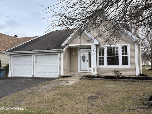 view of front of home featuring a front lawn and a garage