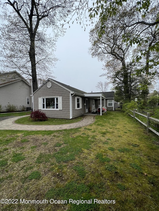 view of front of property with a front yard