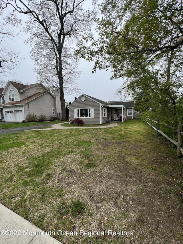 view of front of house featuring a front lawn