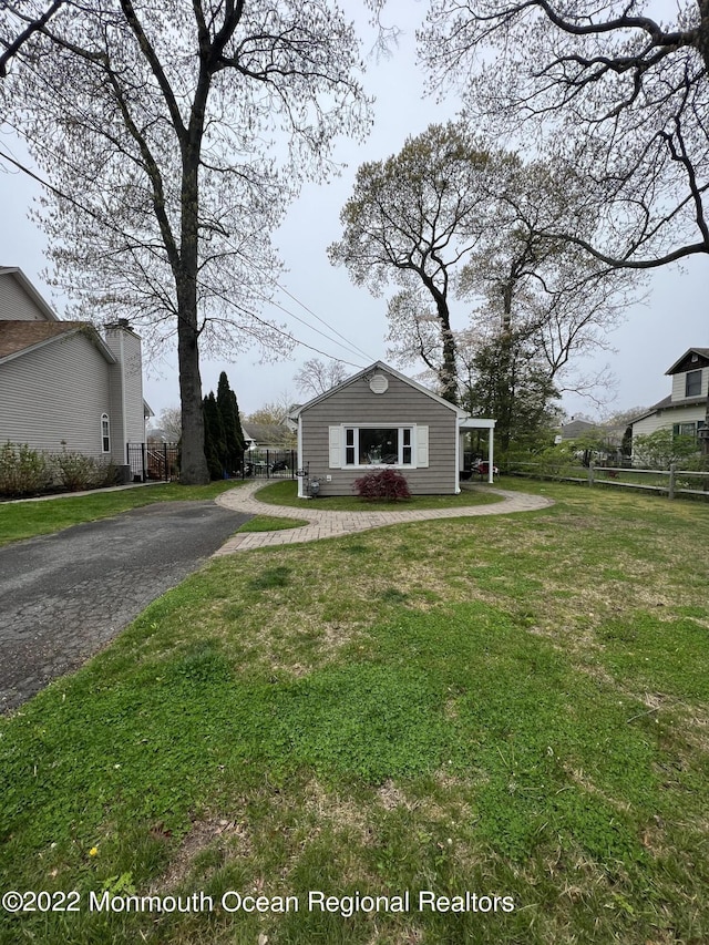 exterior space featuring a front yard