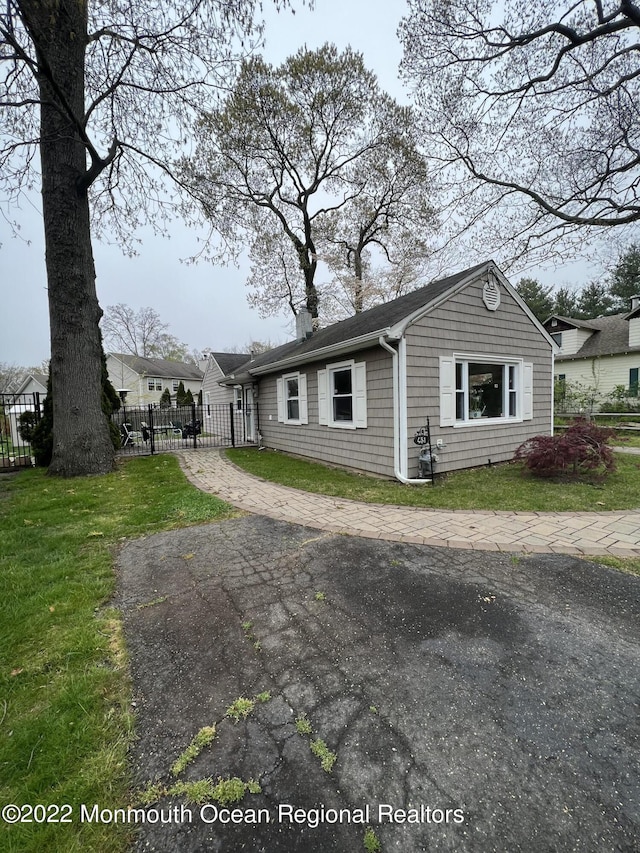 ranch-style house featuring a front yard