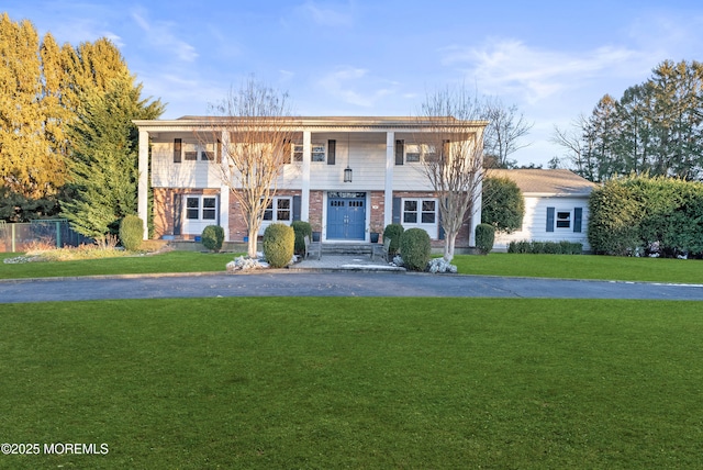 view of front of house featuring a front lawn