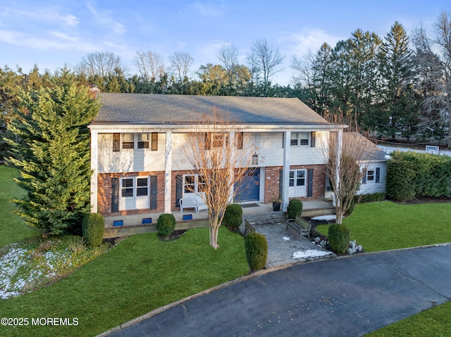 bi-level home featuring a front lawn