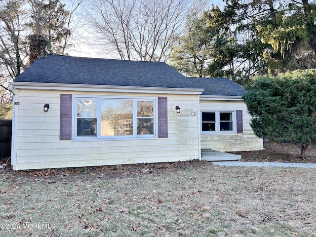 view of front of property with a front lawn