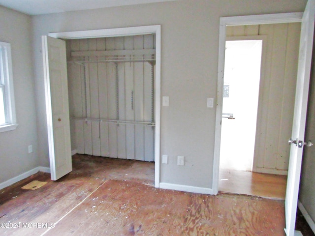 unfurnished bedroom featuring light wood-type flooring and a closet