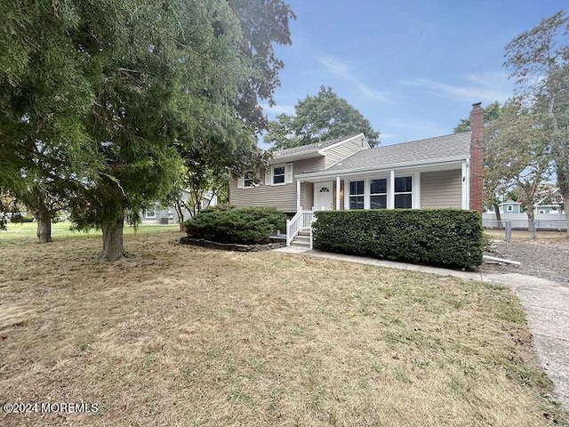 split level home featuring a front lawn