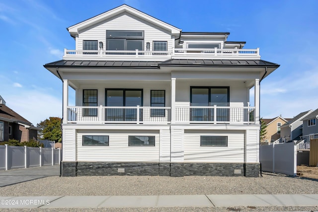 view of front of home featuring a balcony