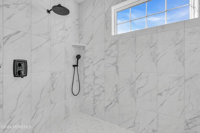 bathroom featuring a tile shower