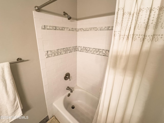 bathroom with shower / bath combo