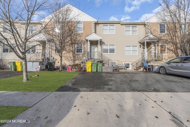 multi unit property featuring a front yard