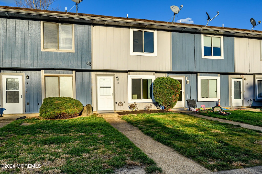 view of front of house with a front lawn