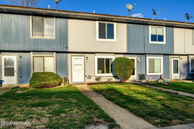 view of front of house with a front lawn