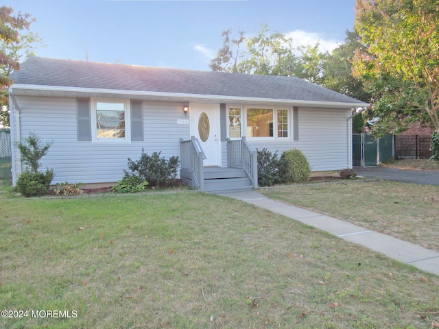 single story home with a front lawn