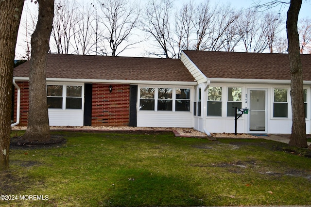 view of front facade with a front yard