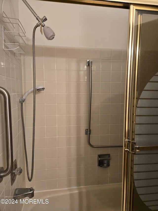 bathroom featuring tiled shower / bath combo