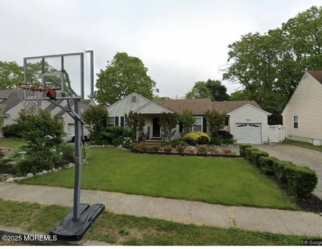 view of front of property featuring a front lawn