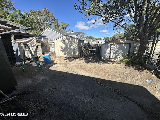 view of yard with a storage shed