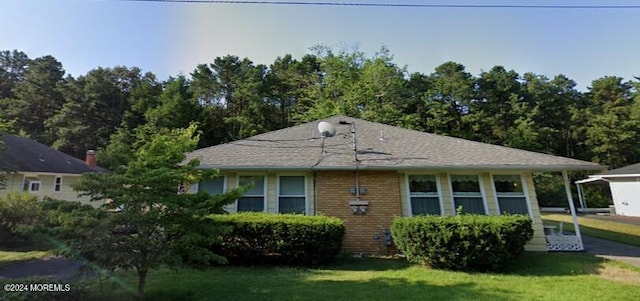 view of front facade with a front lawn