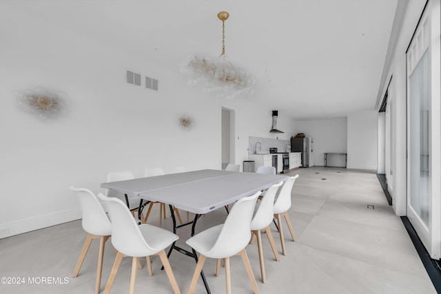 dining room with visible vents and an inviting chandelier