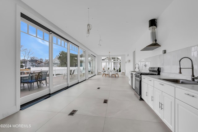 sunroom / solarium with visible vents and a sink