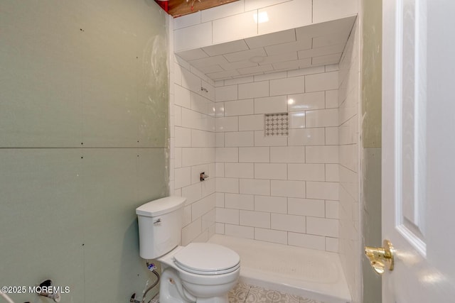 bathroom with toilet and tiled shower