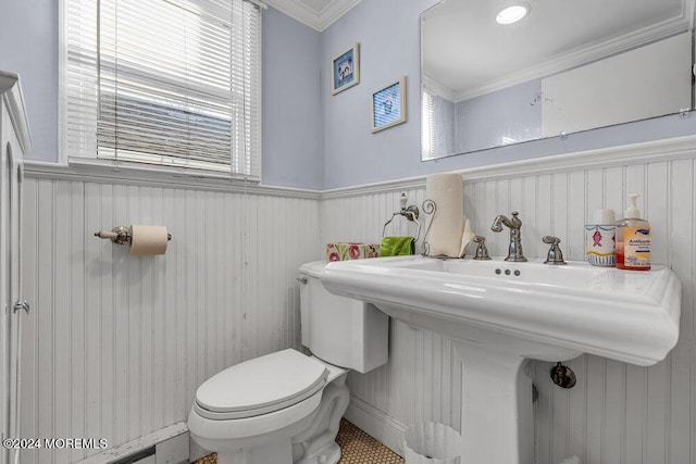 bathroom featuring crown molding, plenty of natural light, sink, and toilet