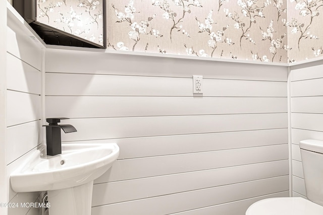 bathroom featuring sink and toilet