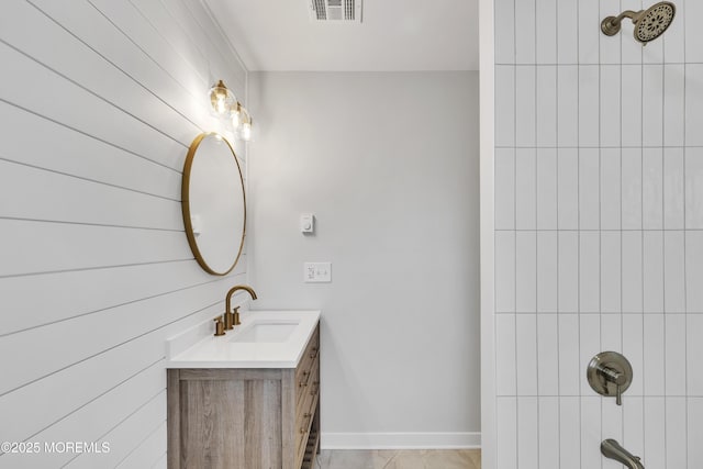 bathroom with tiled shower / bath and vanity