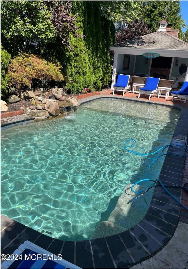 view of swimming pool