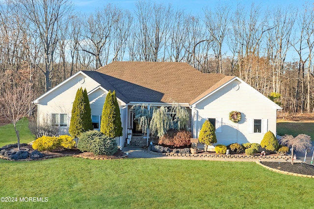 view of front of home featuring a front lawn