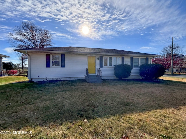 single story home with a front yard