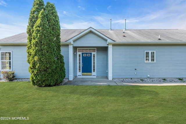 view of front facade featuring a front lawn