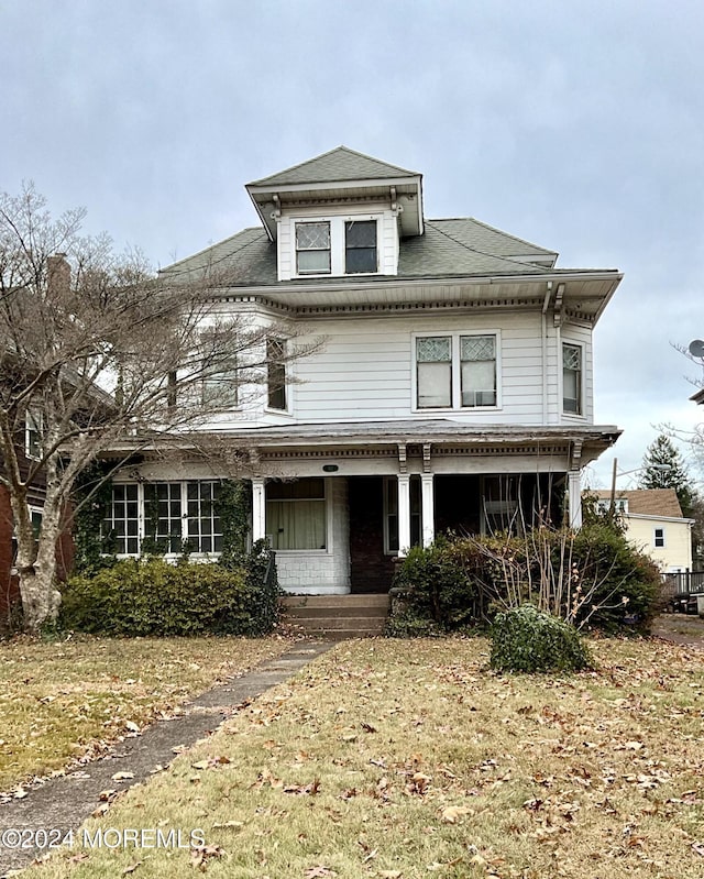 front of property featuring a front lawn