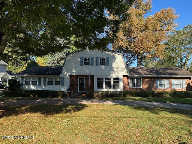 view of front of house featuring a front yard