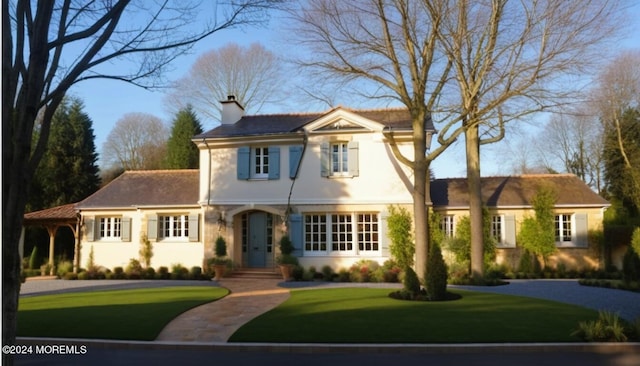 view of front facade featuring a front yard