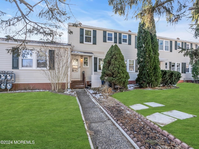 view of front of house with a front lawn