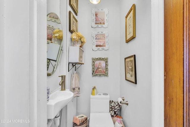 bathroom featuring toilet and sink