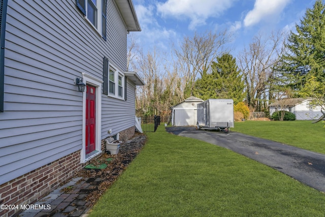 view of yard featuring an outbuilding