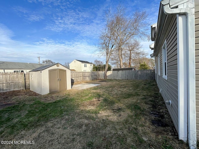 view of yard featuring a shed