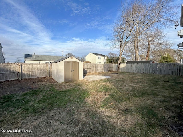 view of yard with a patio area