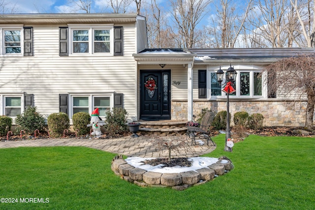 split level home featuring a front yard