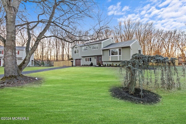 view of front of home featuring a front yard