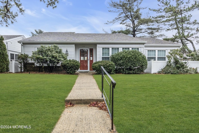 view of front of property with a front yard